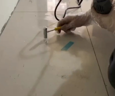桂阳瓷砖开裂维修公司专业分享瓷砖在铺贴前如果没有沥干水分，将会导致以下问题
