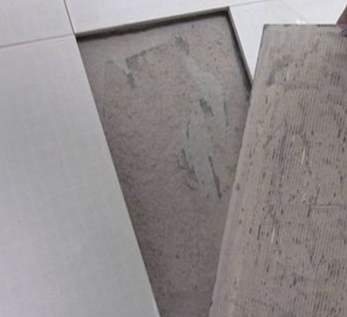 桂阳瓷砖空鼓维修公司分享瓷砖铺贴时如果打浆（即涂抹在瓷砖背面和基层上的砂浆或瓷砖胶）过少，会带来以下问题